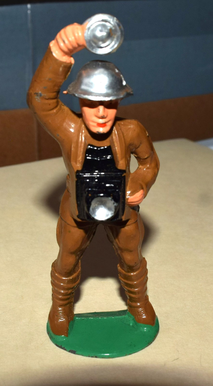 Vtg Manoil Toy Soldier Cameraman with Fat Arm Photographer Vintage Dimestore